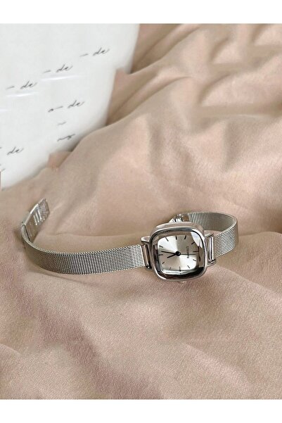 Choice ساعة نسائية فضية أنيقة بمينا صغير وسوار شبكي من الكوارتز