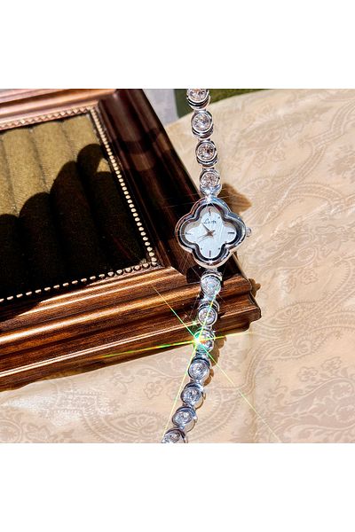 Choice Silver 1 Piece of High-End Silver Jewelry Model Inlaid with 2 Carat Rhinestone Bracelet Women's Watc