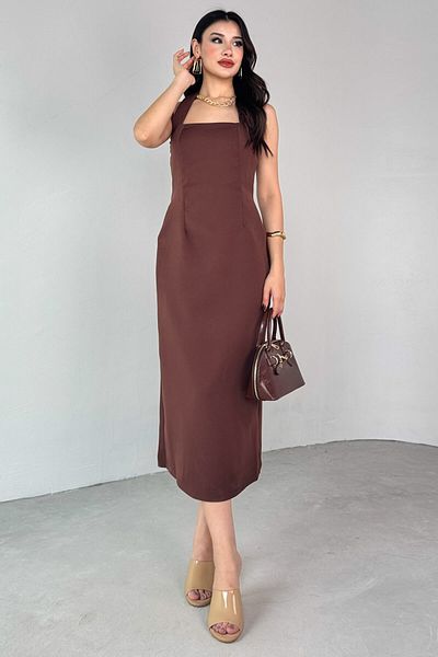 Cappmoda ELB-01791 Φόρεμα από πλαστικοποιημένο πολυβισκόνη ύφασμα με ρυθμιζόμενο λουράκι καφέ λαιμού και σχισμή στην πλάτη