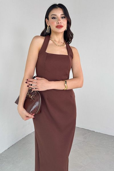 Cappmoda ELB-01791 Φόρεμα από πλαστικοποιημένο πολυβισκόνη ύφασμα με ρυθμιζόμενο λουράκι καφέ λαιμού και σχισμή στην πλάτη