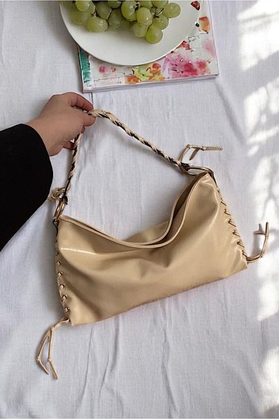 Yuka Atelier Geantă de umăr bagheta de mărime medie din piele artificială Gigi
