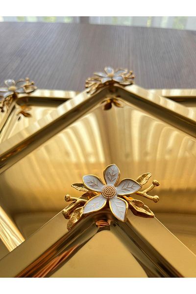 Maglor 6 Pieces of Enameled Daisy Accessories Gold Square Presentation, Coffee Tray