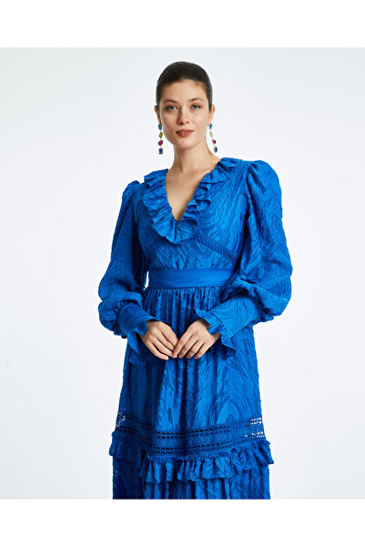 SERPİL Kadın Uzun Elbise – Fırfırlı Yaka Detaylı ve Kuşaklı, Zarif ve Romantik Tasarım