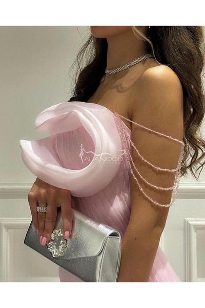 ALANOOD FASHION A distinctive pink dress with a modern touch.