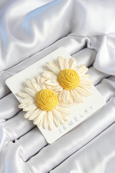 callerrons accessories أقراط نسائية موديل ديزي باللونين الأبيض والأصفر - EBJ2...