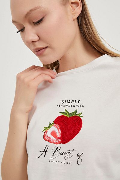 Arma Life Women's Strawberry Embroidery Pattern Crew Neck White T-Shirt