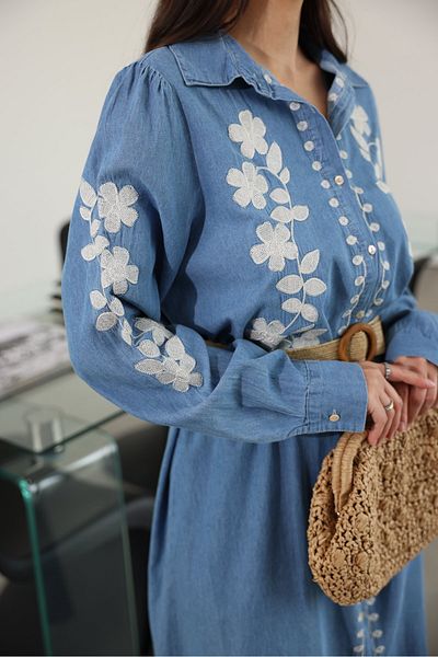 Özge Özgenç Rochie din denim brodat cu centura din paie