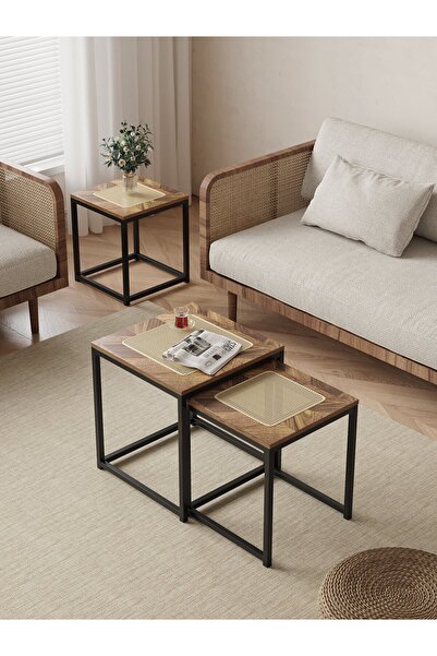 Un Square side table set with a modern design and a natural touch
