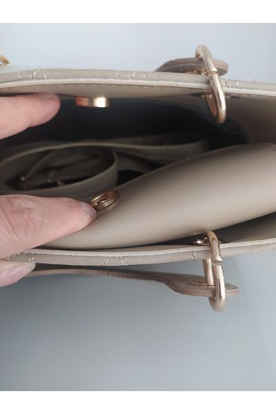 Store حقيبة يد نسائية متوسطة الحجم مع إكسسوارات معدنية