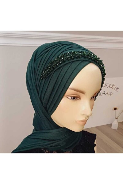 BERKE TUHAFIYE AKSESUAR شال ملتصق بالجبهة باللون الأخضر الزمردي مع إكسسوارات،...