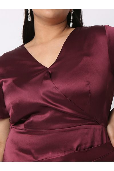 Mish By Styli فستان ساتان سادة ملفوف بفتحة رقبة على شكل حرف V وتفاصيل مطوية