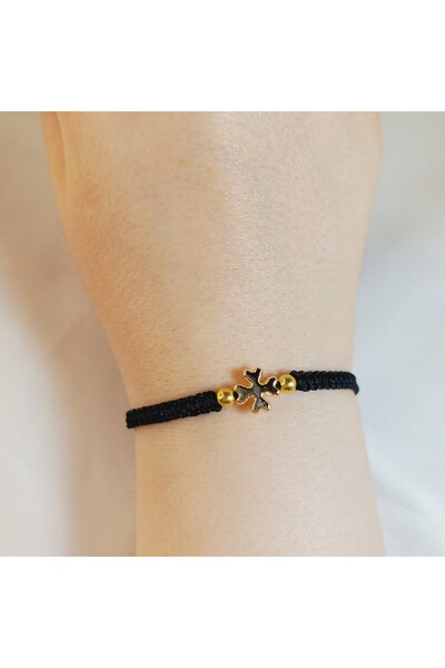 Crystal Atelier سوار مكرامية أسود قابل للتعديل مع شكل صليب ذهبي - سوار الحظ والأناقة مصنوع يدويًا للجنسين