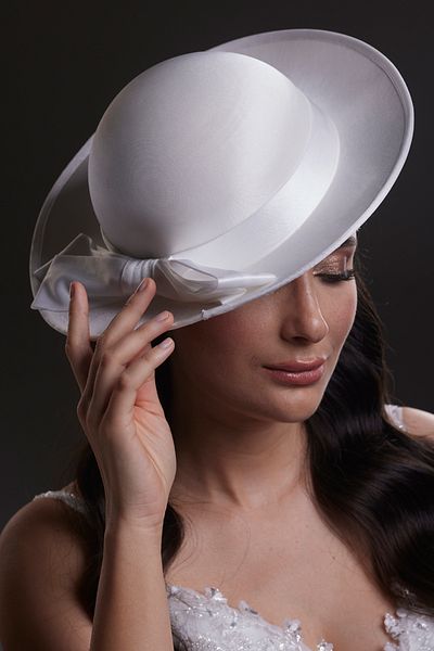 Hayalperest boncuk Pălărie Derbi albă elegantă cu detaliu de fundă din satin