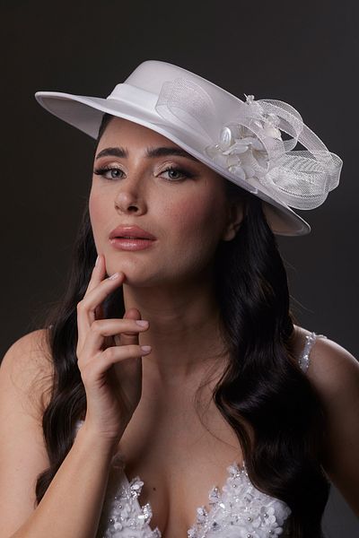 Hayalperest boncuk Pălărie rotundă albă Classic Elegance - Detaliu perle și tul