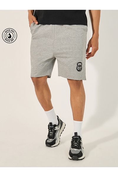 Styli Graphic Print Raw-Edge Hem Shorts