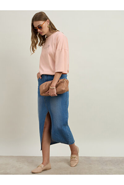 Styli تي شيرت كبير الحجم مطبوع عليه شعار Lucky Me بطبقة رقيقة من ورق الألمنيوم ومغسول بالحامض