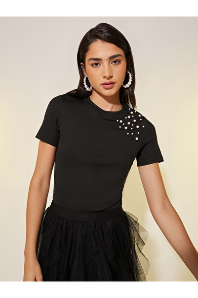 Styli تي شيرت بقصّة عادية وياقة مستديرة وتفاصيل لؤلؤ صناعي