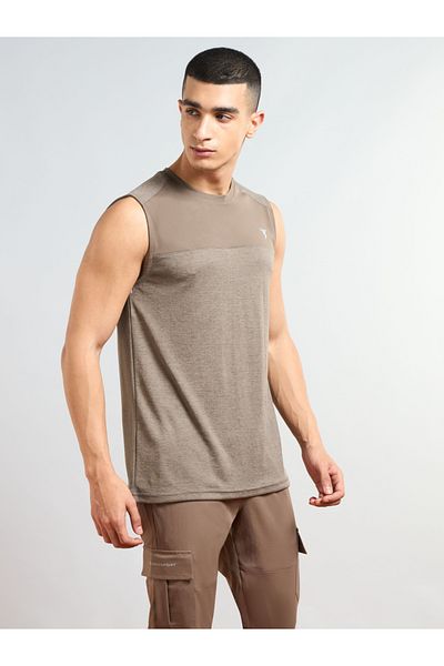 Technosport By Styli تي شيرت رجالي سادة بقصّة Slim Fit مع طباعة الشعار