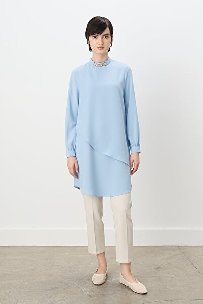 Nihan Yaka Aksesuarlı Volanlı Tunik Açık Mavi