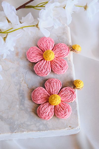 AURRARİ Pink Straw Plated Dangle Daisy Exclusive Earrings