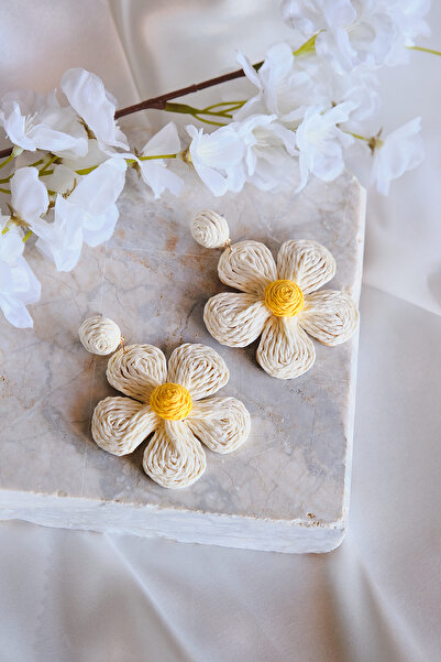 AURRARİ White Straw Plated Dangle Daisy Exclusive Earrings
