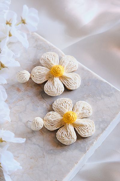 AURRARİ White Straw Plated Dangle Daisy Exclusive Earrings