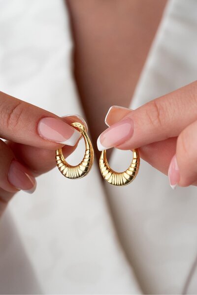 Nereze 925 Ayar Gümüş Gold Rengi Çizgili Oval Tasarım Şarnel Küpe