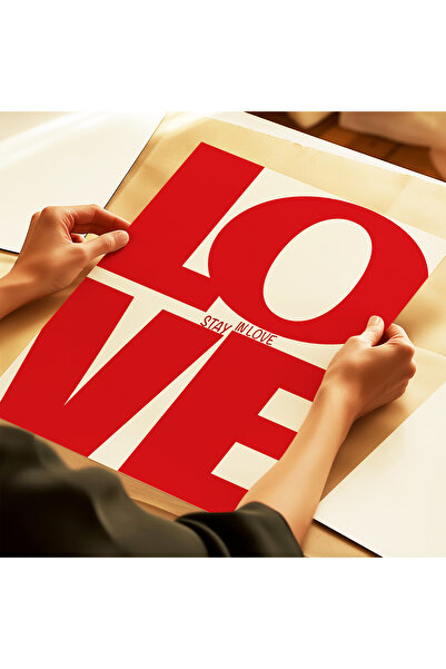 ARTHOUSECOLLECTIVE Poster tipografic STAY IN LOVE – Poster roșu cu temă modernă de dragoste – Poster fără încadrare