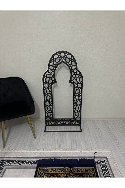 lyla concept Ayaklı Metal Mihrab – İslami Motifli | Namaz Köşesi & Mescit Dekoru