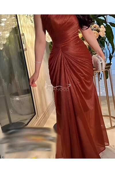 ALANOOD FASHION Anoud's elegant and radiant one-shoulder brick-colored dress
