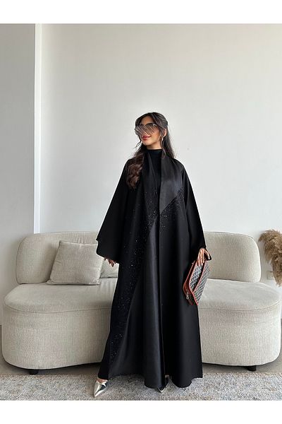 outline عباية سوداء ربع كلوش مزينة بالشك مع تداخل قماش الجاكار الفاخر