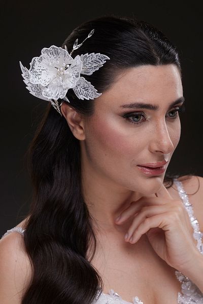Hayalperest boncuk Eye-Catching Lace and Pearl Detailed Side Flower Hair Clip