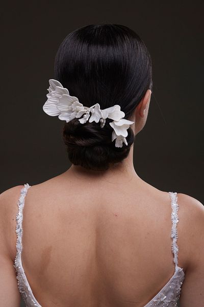 Hayalperest boncuk Hair Accessory with White Flower and Leaf Detail on Bun