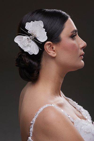 Hayalperest boncuk Eye-Catching Big Flower Bridal Hair Clip with Lace Detail