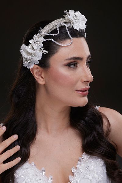Hayalperest boncuk Magnificent Bridal Tiara - Crystal Weave and Large Flower Detail