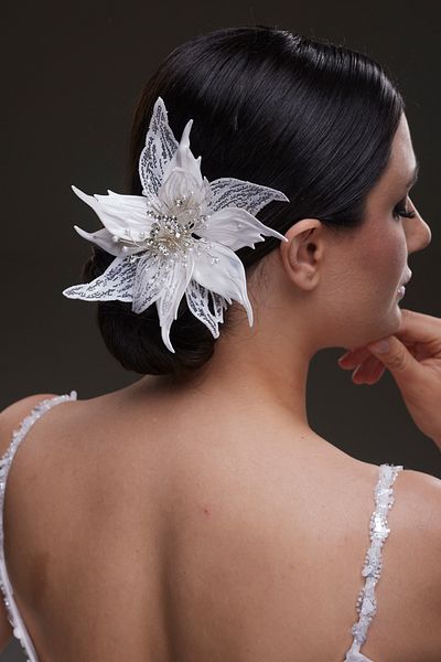 Hayalperest boncuk Large Flower Hair Clip with Dramatic Lace and Feather Detail