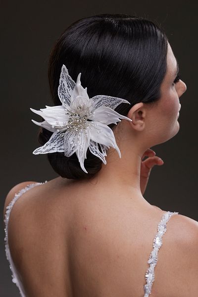 Hayalperest boncuk Large Flower Hair Clip with Dramatic Lace and Feather Detail
