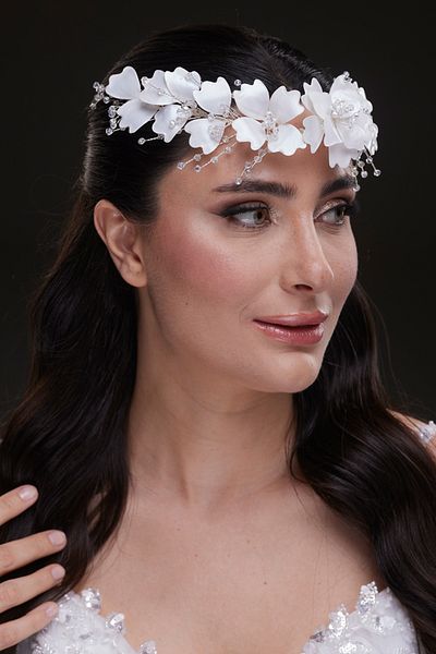 Hayalperest boncuk Bridal Headband with Plump Flowers and Beads - Fairytale Grace