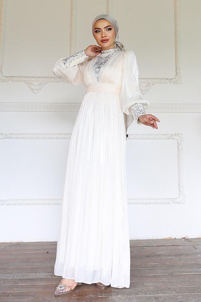 Olcay Yorgo Seiden-Abendkleid mit Ärmeln und vorderer Steintuchverzierung, Elefantenzahn 1239