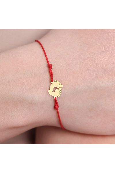 MOHI Fine Jewellery Adjustable cord bracelet with foot-shaped pendant, 14k gold