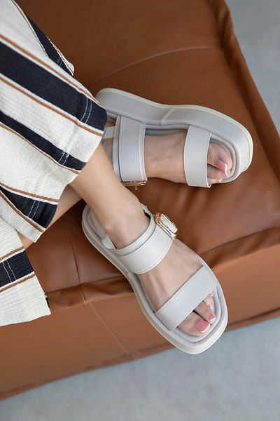 STRASWANS Martina Women's Buckle Detail Daily Leather Sandals Beige