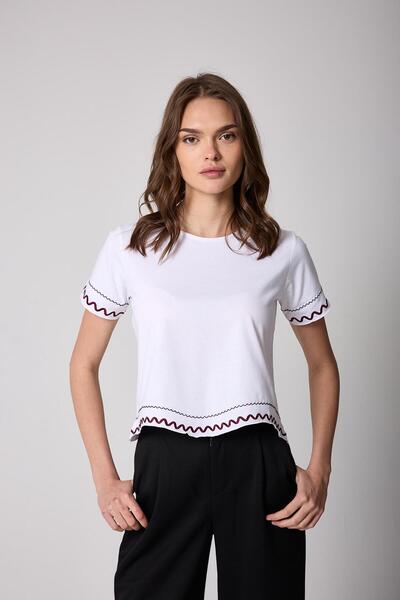 AMİDA Дамска бяла тениска с бродиран ръкав и лазерно изрязан дизайн - 2520