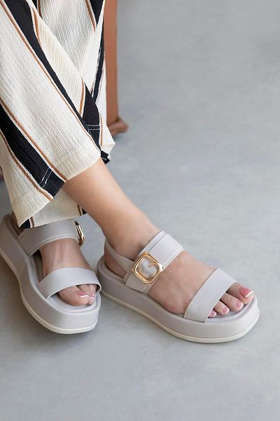 STRASWANS Martina Women's Buckle Detail Daily Leather Sandals Beige
