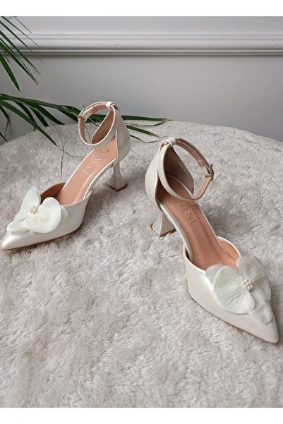 RUXENE İZEL BEYAZ İNCİ ÇİÇEK DETAYLI SİVRİ BURUN 8 CM KADEH TOPUK GELİN AYAKKABISI
