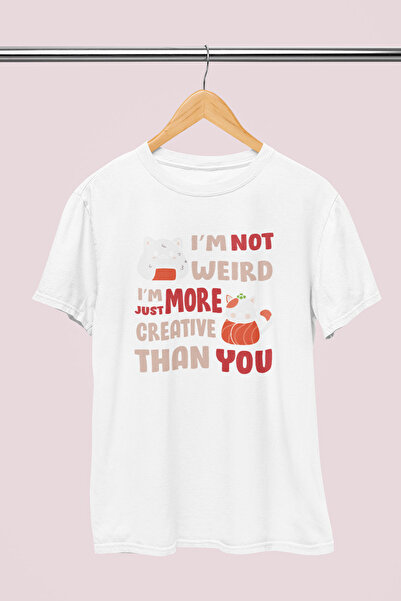 giftkonsept أنا لست غريبًا، أنا أكثر إبداعًا فقط، هدية أنيمي، تي شيرت أبيض عا...