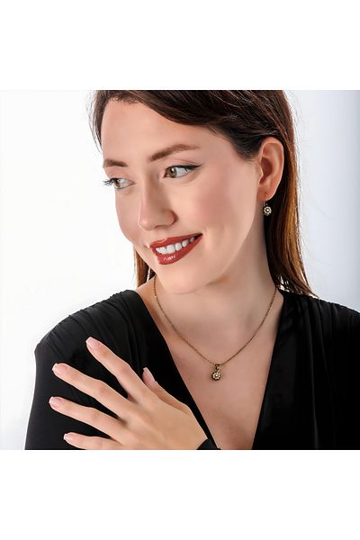 Atelier LEO Handmade Jewellery طقم مجوهرات نسائية مكون من أقراط وقلادة على شكل وردة صغيرة مصنوعة يدويًا من حجر الكريستال المقاوم للتشويه