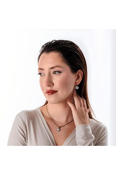 Atelier LEO Handmade Jewellery طقم مجوهرات كلاسيكي من الأقراط والقلادة مصنوع يدويًا من حجر الكريستال المقاوم للبهتان طقم مجوهرات نسائية