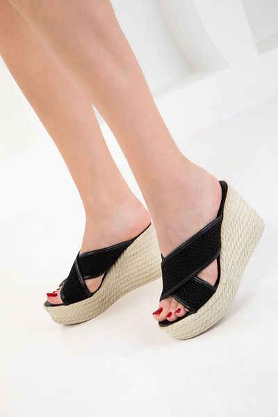 SOHO Schwarze Damenschuhe mit Keilabsatz 20670