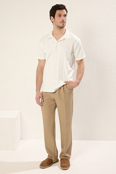 Trendyol Collection Ecrufarbenes Basic-T-Shirt mit Polokragen – reguläre Passform TMNSS25PO00000