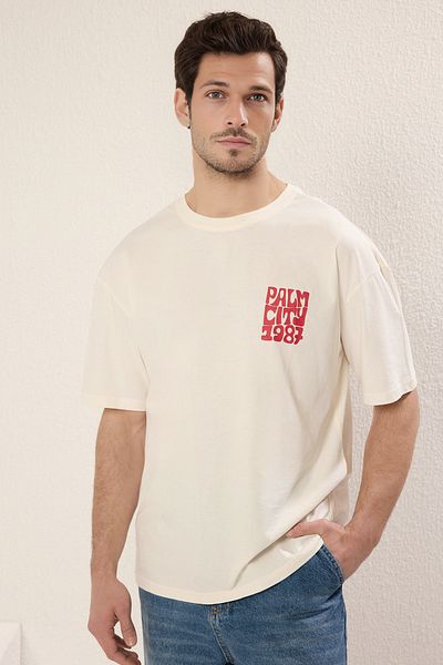 Trendyol Collection Μπλουζάκι εκρού Oversize/Wide Cut Crew Neck με φουσκωτή πλάτη εμπριμέ TMNSS25TS00044